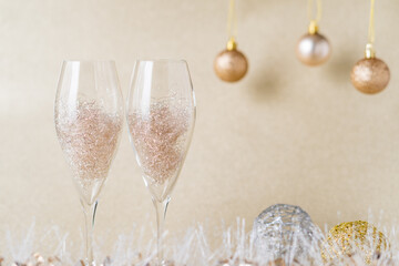 シャンパングラスで乾杯　シャンパンゴールドの背景　パーティーイメージ © kasa