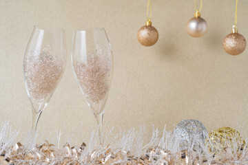 シャンパングラスで乾杯　シャンパンゴールドの背景　パーティーイメージ © kasa
