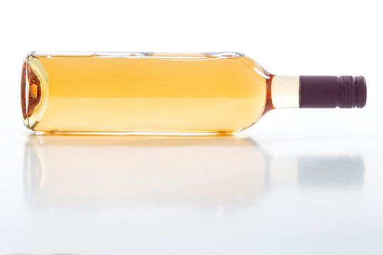 Ros&eacute; Ros&eacute;flsche liegend