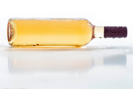 Ros&eacute; Ros&eacute;flsche liegend