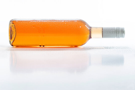 Ros&eacute; Ros&eacute;flsche liegend
