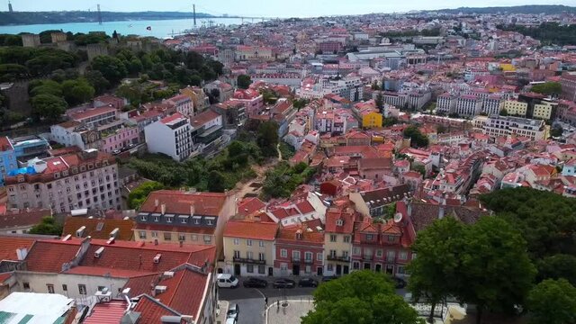 Lisboa - Vista do Miradouro da Gra&ccedil;a sobre o Bairro da Mouraria