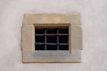 Historyczne zamkowe okno z kratami 