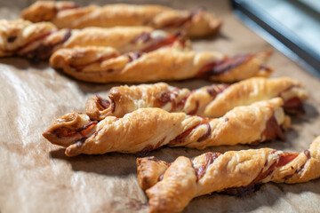 Herzhaftes Fingerfood blätterteig mit bacon