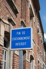 panneau bleu "fin de stationement interdit" a Albert