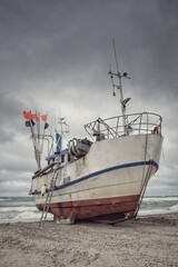 Fischerboot liegt am Nordseestrand bei Ebbe