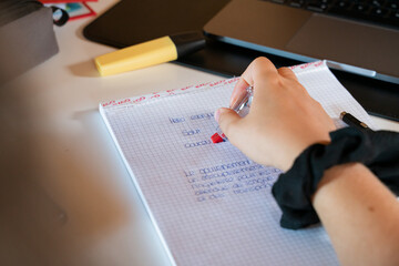 Personne utilisant un typex