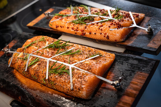 Vorbereitung von Flammlachs f&uuml;r den Grill.