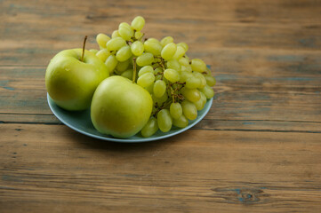Grapes with apple on the table