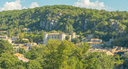 Fototapeta na wymiar Vue de Vogüé, site touristique en Ardèche, Sud de la France. 