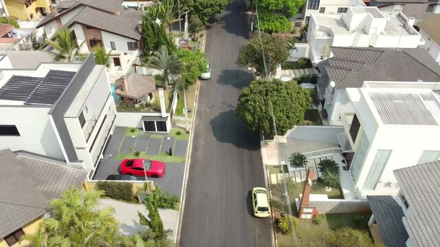 Rua com casas de alto padr&atilde;o - Ahead