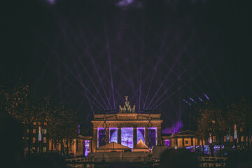 Berlino. Festival delle luci notturno. Porta di Brandeburgo. Viola, persone, festa in città.