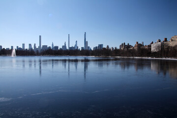 Fototapeta na wymiar Midtown Manhattan below the iconic reservoir in winter in New York City