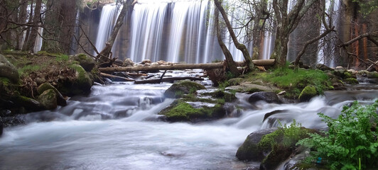 Rio con una preciosa cascada al fondo. La magia de la naturaleza en su esplendor. 
