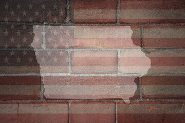 map of iowa state on a painted flag of united states of america on a brick wall - obrazy, fototapety, plakaty