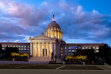 Illuminated Oklahoma State Capitol at Dusk - obrazy, fototapety, plakaty