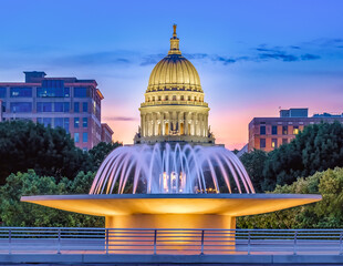 Illuminated Wisconsin State Capitol - obrazy, fototapety, plakaty