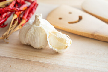 皮をむいたニンニク