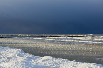 Morski krajobraz zimowy. Woda morska przy bardzo niskiej temperaturze staje się mieszaniną lodu i...