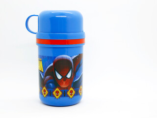 Obraz premium Spider-Man. Spider man. Toy. Comic. Movies. Peter parker. Superheroe. Super heroe. Thermos for children's drinks. Plastic bottle with glass included. School supplies. Isolated white. Blue and red.