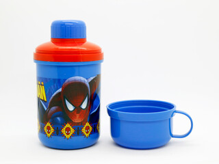 Obraz premium Spider-Man. Spider man. Toy. Comic. Movies. Peter parker. Superheroe. Super heroe. Thermos for children's drinks. Plastic bottle with glass included. School supplies. Isolated white. Blue and red.