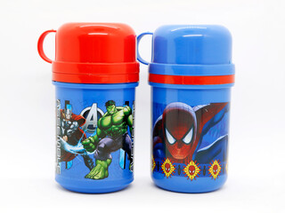 Obraz premium Thermos for children's drinks. Plastic bottle with glass included. School supplies. Spider-Man. Avengers Assemble. Thor. Hulk. Spider man. Toy. Comic. Movies. Peter parker. Superhero. Super heros. 