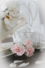 Blumen mit Geschirr