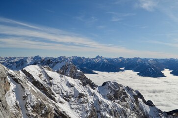 Vista de la montaña de los alpes desde arriba con un mar de nubes 