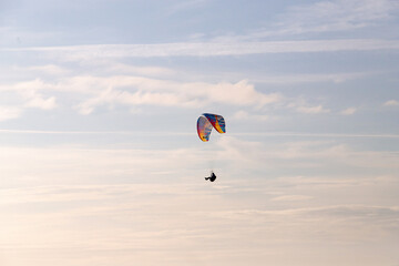 Céu imenso com individuo a fazer parapente ao pôr-do-sol