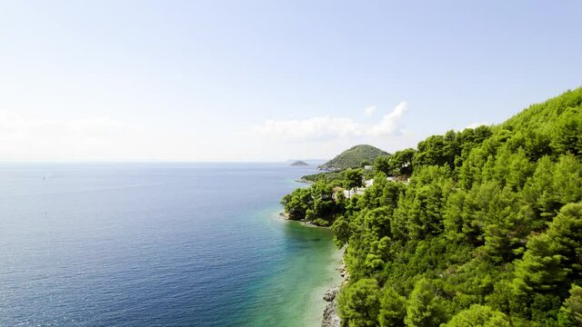 Felsige K&uuml;ste der Insel neben der Meerlandschaft. Urlaub machen im Urlaubsziel f&uuml;r Reisende. | 5,4K 10 Bit 24 FPS super high quality cinema codec	
