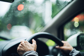 車の運転をする女性の手元
