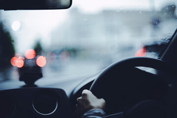 車の運転をする女性の手元