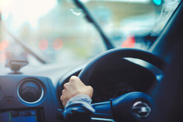 雨の中を運転する女性