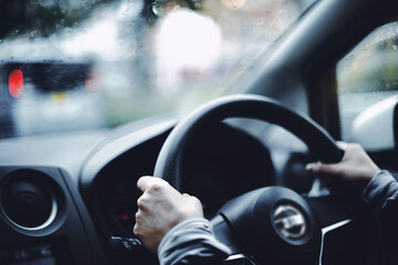 車の運転をする女性の手元