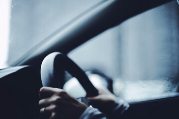 車の運転をする女性の手元