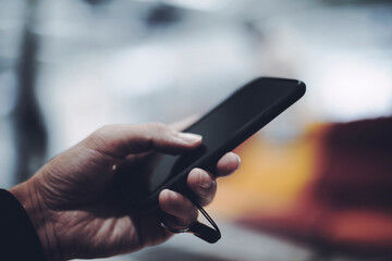 スマホを使用する人