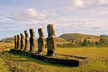 Esculturas de pedra Sete Moai. Parque Nacional Rapa Nui. Ilha de Páscoa. Chile.