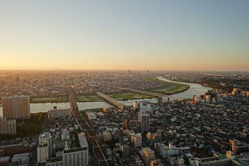 市川市の150m展望台からの江戸川と東京都心の夕刻の眺望