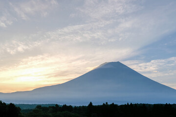 静岡県富士宮市朝霧からの富士山と朝日