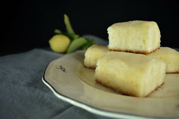 alfajores con dulce de leche y choclates, bombones