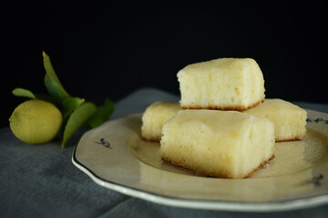 alfajores con dulce de leche y choclates, bombones