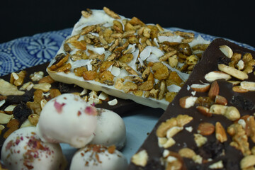 alfajores con dulce de leche y choclates, bombones