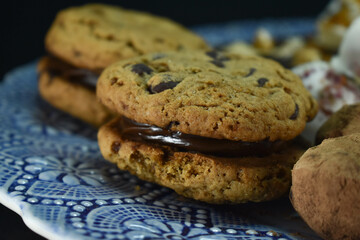 alfajores con dulce de leche y choclates, bombones