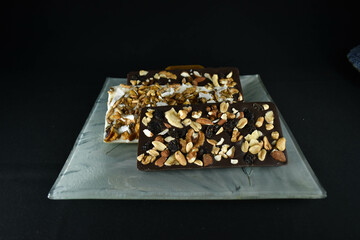 alfajores con dulce de leche y choclates, bombones