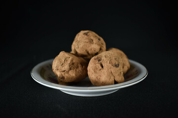 alfajores con dulce de leche y choclates, bombones