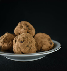 alfajores con dulce de leche y choclates, bombones