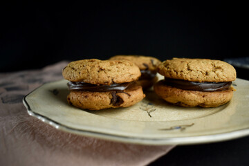 alfajores con dulce de leche y choclates, bombones