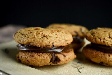 alfajores con dulce de leche y choclates, bombones
