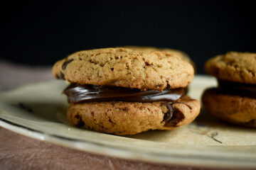 alfajores con dulce de leche y choclates, bombones