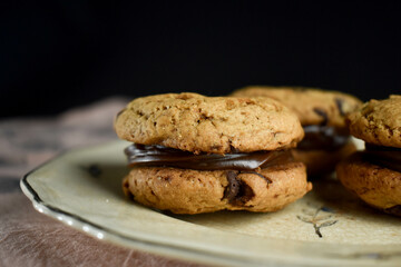 alfajores con dulce de leche y choclates, bombones